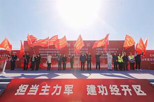 Ngày huấn luyện Ngôi Sao Mặt Trời và người hâm mộ Trung Quốc tán gẫu về giày thể thao mới